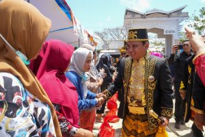 Rayakan Hari Jadi Kota Baubau, Pj Gubernur Sultra Bagi Paket Sembako