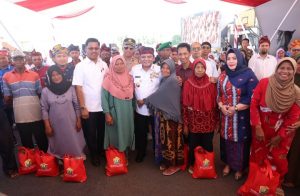 Pj Gubernur Sultra Serahkan Dana Hibah Masjid, Bansos dan Gelar Pasar Murah di Wakatobi