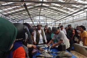 Bupati Koltim Pantau Harga Kebutuhan di Pasar Ladongi: Meningkatkan Kesejahteraan Masyarakat