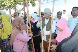 Bupati Kolaka Timur Beri Dukungan Pada  Petani Ladongi Jaya untuk Mencapai Kemandirian Pangan