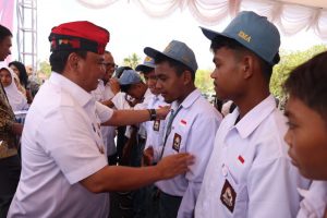 Kunker di Muna Barat, Pj Gubernur Sultra Serahkan Bantuan Beasiswa dan 2 Ribu Paket Sembako