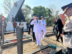 Pj Gubernur Sultra Pimpin Upacara Hari Pahlawan ke-78 di Taman Makam Pahlawan Watubangga