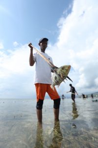 Lomba Pindoko atau Tombak Ikan sebagai Daya Tarik Wisata Desa Wasuemba Buton