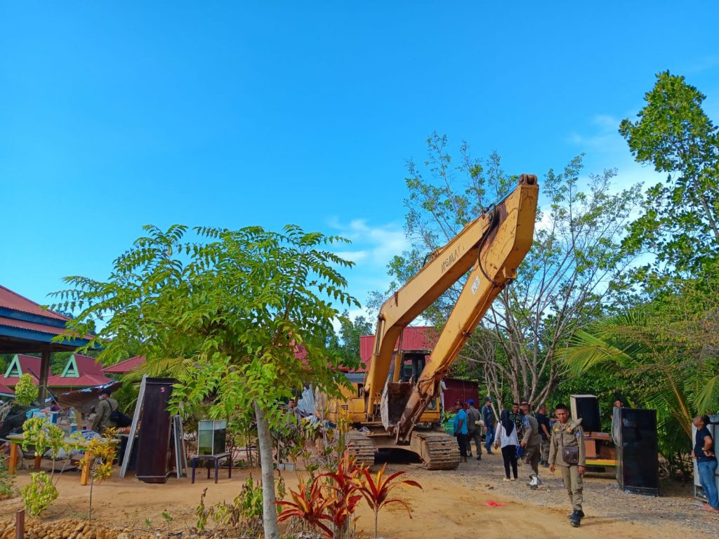 Pemkot Kendari Tertibkan Bangunan Permanen di Sekitar RM Kampung Bakau By Pass 2 IMG 20231123 WA0023