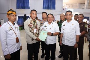 Pj Gubernur Sultra Serahkan 4284 Sertifikat Tanah kepada Warga Kota Baubau