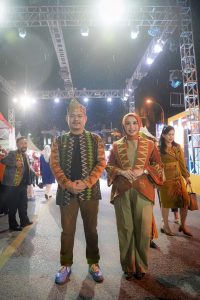 Bupati Koltim dan Istri Ramaikan Karnaval Tenun Sultra 2023