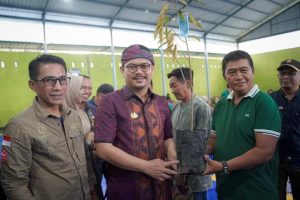 Bupati Koltim Salurkan Bibid Durian dan Kapur Pertanian