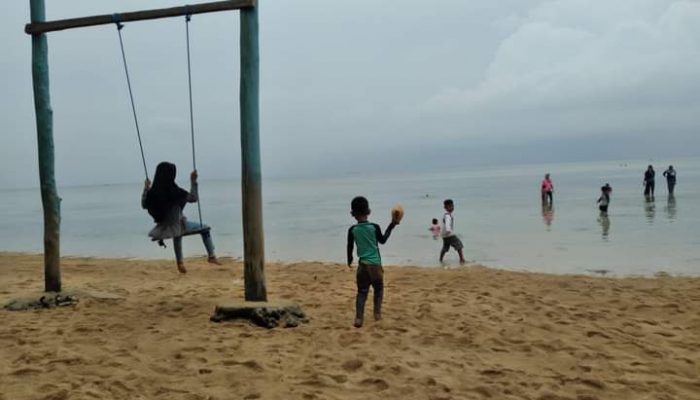 Libur Natal Warga Padati Pantai Toronipa