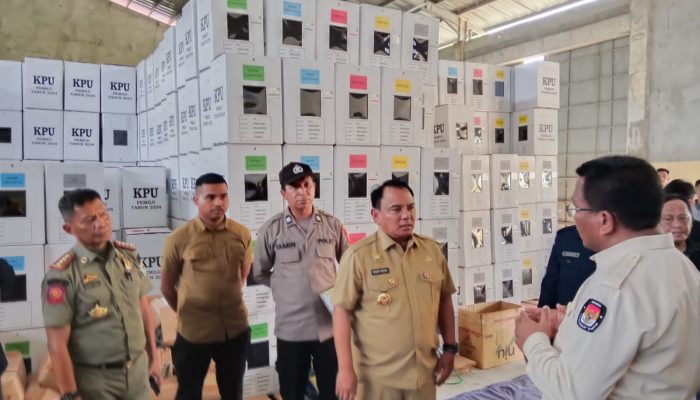 Pj Gubernur Sultra Tinjau Gudang KPU, Pastikan Kesiapan Logistik Pemilu