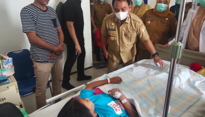 Waspada Kasus DBD Meningkat, Pj Gubernur Sambangi Pasien di RSUD Bahteramas