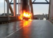 Breaking News! Mobil Minibus Terbakar di Atas Jembatan Pasar Baru Wua-wua Kendari