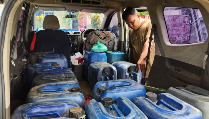 Polisi Tahan Mobil Minibus yang Angkut 15 Jerigen BBM Subsidi Pertalite