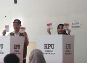 Bupati Bersama Istri Nyoblos Pertama di TPS 3 Matabondu