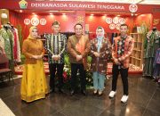 Tenun Sultra Kembali Tampilkan Model Baru di Indonesia Fashion Week; Pj Gubernur : Harmoni Dalam Keberagaman Terlukis pada Setiap Helai Tenun Sultra