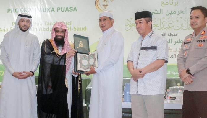 Pemkot Kendari Terima Mushaf Al-Qur’an Tinta Emas dari Keraajaan Arab Saudi