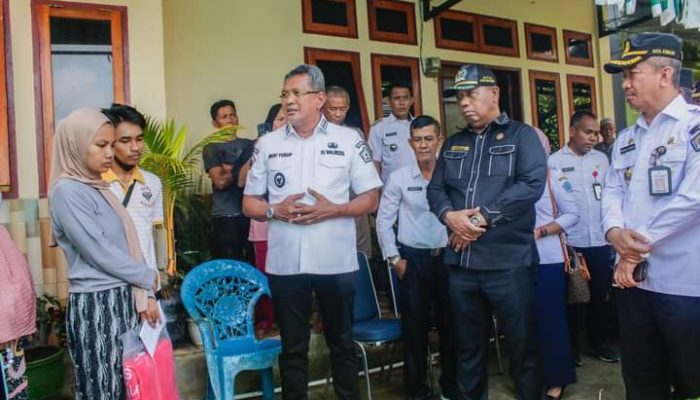 Pj Wali Kota Kendari Sambangi Keluarga Korban Banjir