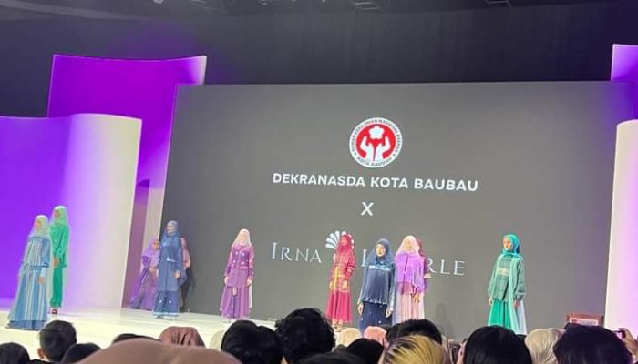 Tenunan Baubau di Indonesia Fashion Week 2024 Banyak Terjual
