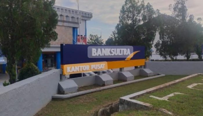 Dirut Bank Sultra Serahkan Laporan Keuangan Tahun 2023 ke Pj Gubernur