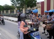 Bidpropam Polda Sultra Berbagi Takjil di Depan Mako Polda Sultra