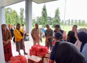 Kadis Sosial Sultra Wakili Pj Gubernur Serahkan Bantuan ke Korban Banjir Bombana