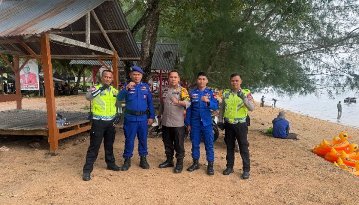 Personel Polresta Kendari Lakukan Pengamanan dan Patroli di Kawasan Wisata Pantai