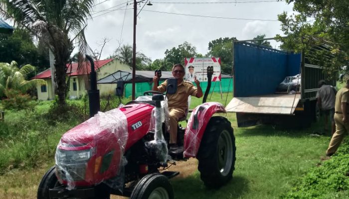 Bantuan Traktor Roda Empat Dikbud Sultra Buat SMKN Pertanian Konawe