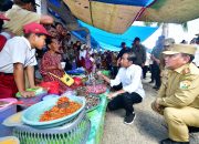 Kunjungi Kolaka Utara Presiden Jokowi Beri Bantuan Dana ke Pedagang Pasar Lacaria