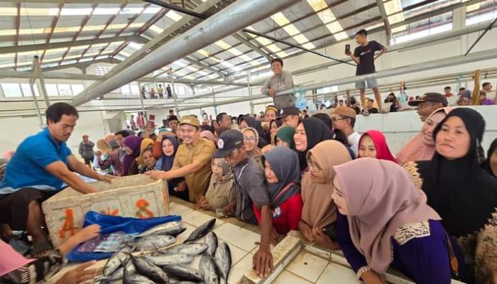 Bupati Dapat Sambutan Hangat Emak-Emak di Pasar Penanggo