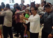 Presiden Jokowi Kunjungi The Park Kendari, Warga Rebutan Swafoto