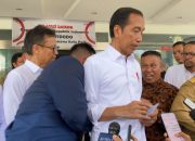 Pria Ini Nekat Terobos Barisan Presiden saat Wawancara Media di BLUD RS Konawe