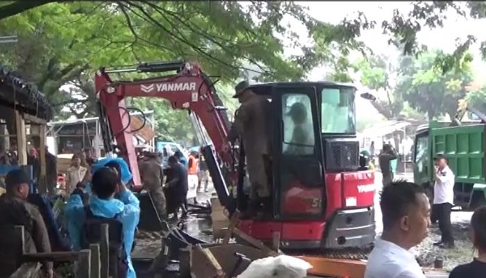 Pemkot Kendari Tertibkan Lapak PKL di Kawasan Tugu Religi Kota Kendari