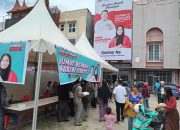 Bakal Paslon Yudhianto Mahardhika Anton Timbang – Hj. Nirna Lachmuddin Bagi Makanan Gratis ke Warga Kendari