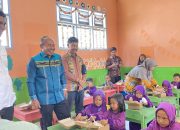 Pj Bupati Kolut Tinjau Program Makan Gratis di Desa Tebogeno