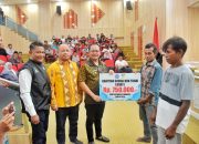 Pj Wali Kota Kendari Serahkan Bantuan Sosial Non-Tunai kepada Warga Miskin Ekstrem