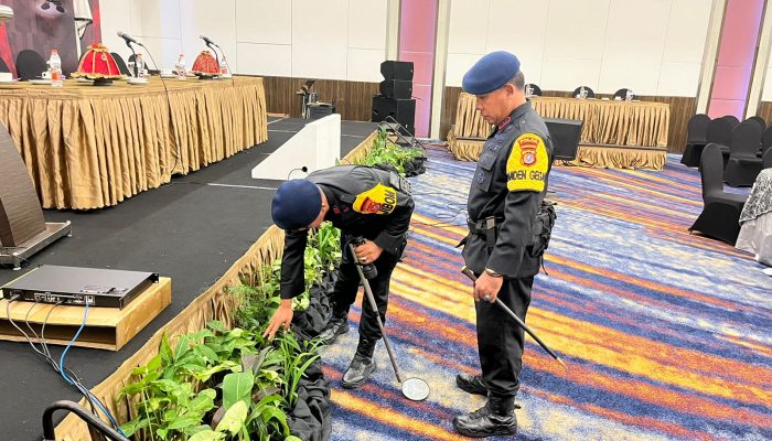 Detasemen Gegana Brimobda Sterilisasi Ruang Pleno Rekapitulasi Suara Pilgub di KPU Sultra