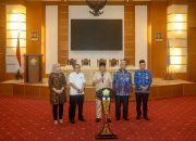 Pj Gubernur Sultra Serahkan DIPA dan TKDD 2025