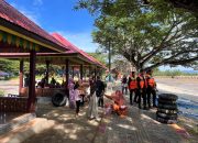 Personil SAR Brimob Sultra Lakukan Pengamanan di Obyek Wisata Pantai