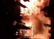 Mobil Terbakar Hanguskan Empat Rumah di Baubau