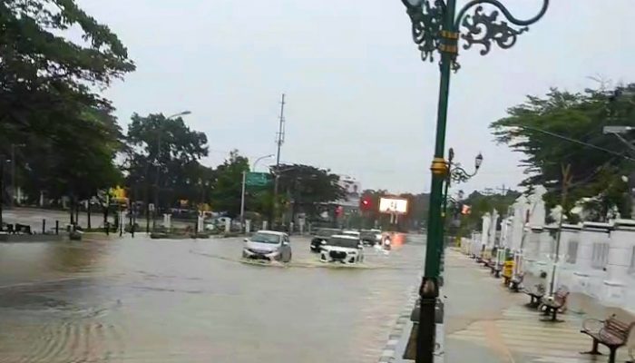 Hujan Badai Landa Kendari Sejumlah Kawasan Terendam Banjir