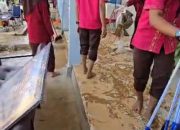 Pasca Banjir Landa Sekolah,  Guru dan Siswa Gotong Royong Bersihkan Lumpur