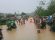 Polisi dan Warga Gotong Royong Atasi Banjir di Kecamatan Sampara