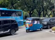 Tampil Beda, Bupati dan Wakil Bupati Konawe Kepulauan Naik Bajaj Menuju Lokasi Pelantikan Kepala Daerah di Istana Negara