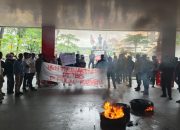Protes Tambang di Pulau Kabaena, Pengunjukrasa Bakar Ban dan Bentrok dengan Pegawai di DPRD Sultra