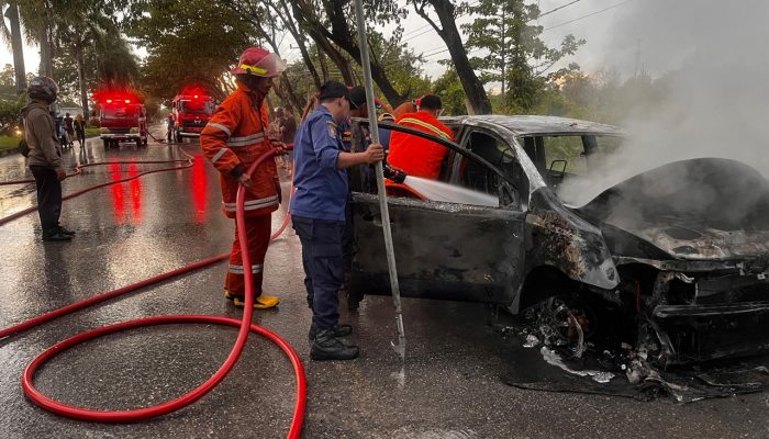 Minibus di Kendari Terbakar Saat Melaju