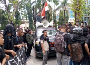Mahasiswa UHO Kendari Gelar Demonstrasi di DPRD Sultra Tolak Efisiensi Anggaran Sektor Pendidikan dan Kesehatan