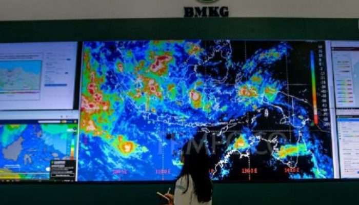 Cuaca Ekstrem : BMKG Waspadai Hujan Lebat Disertai Petir dan Angin Kencang di 9 Kota Besar Indonesia
