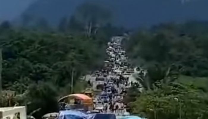 Akses  Jalan Transulawesi Terputus, Tarif Rakit Selangit: Warga Keluhkan Banjir Tahunan