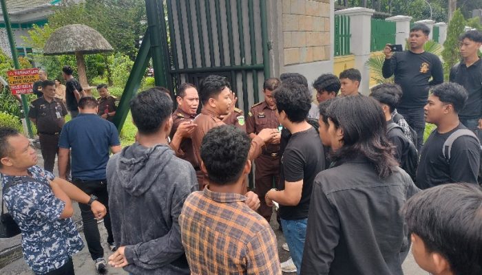 Ricuh Aksi Protes Proyek Peningkatan Jalan Awila Puncak- Mowundo di Kantor Kejati Sultra