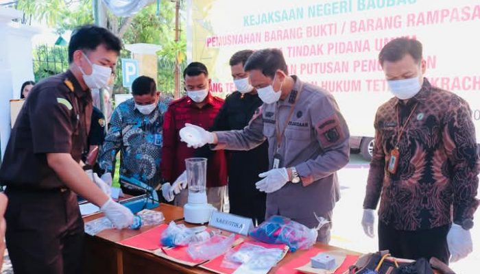 Kejari Baubau Musnahkan BB/BR Perkara Tipidum