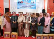 Ketua Dekranasda Sultra Serahkan Bantuan ke Perajin Tenun Desa Masalili dan Dorong Promosi Produk Lokal